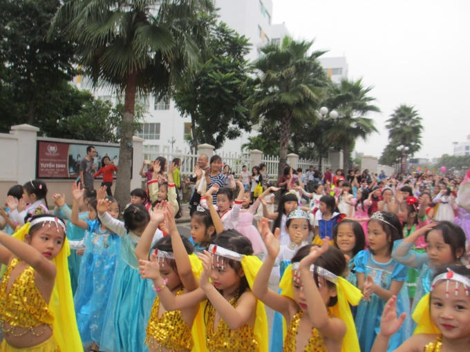 Mặc dù trời khá lạnh nhưng các bé vẫn vui tươi và vô cùng hăng say tham gia diễu hành