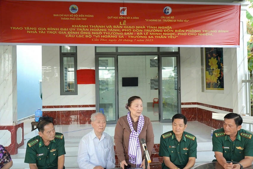 Bà Lê Minh Ngọc thấu hiểu sự khó khăn, vất vả của các cán bộ, chiến sĩ BĐBP, đặc biệt là BĐBP vùng biển.