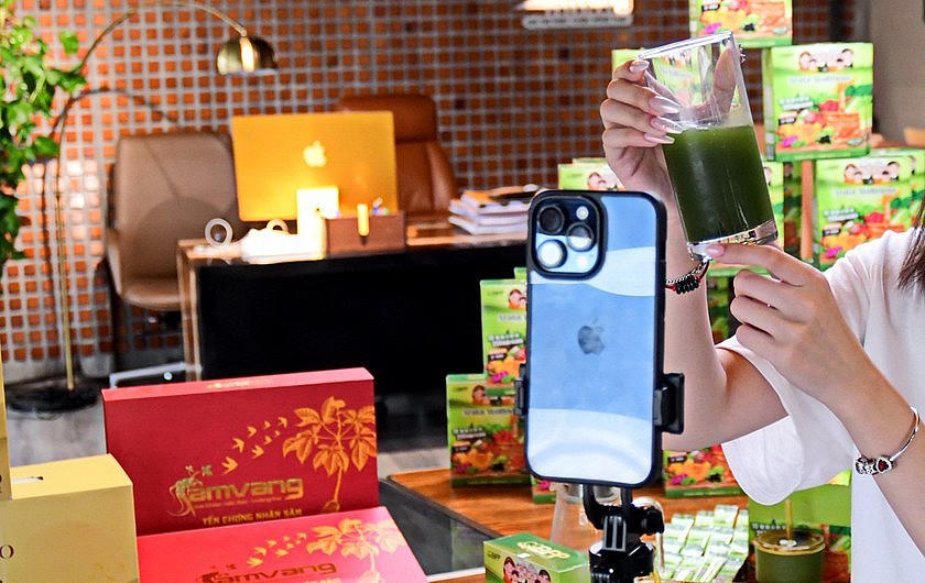 Người tiêu dùng cần có nhận thức rõ ràng về rủi ro khi mua sắm qua các nền tảng mạng xã hội. (Ảnh minh họa: Quang Định)