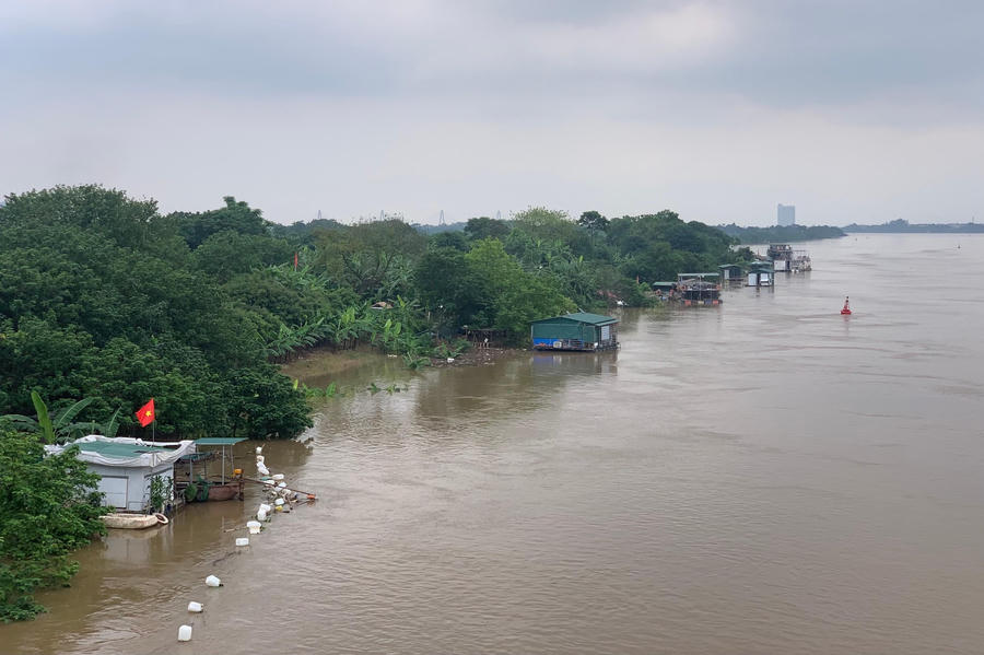 Việc nước sông Hồng dâng cao khiến cuộc sống, sinh hoạt của người dân vùng ven sông, bãi giữa sông Hồng bị ảnh hưởng lớn.