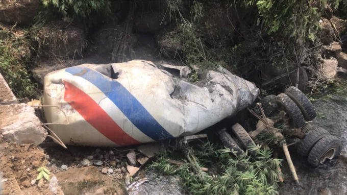 Hiện trường xe bồn và xe khách lao xuống vực.