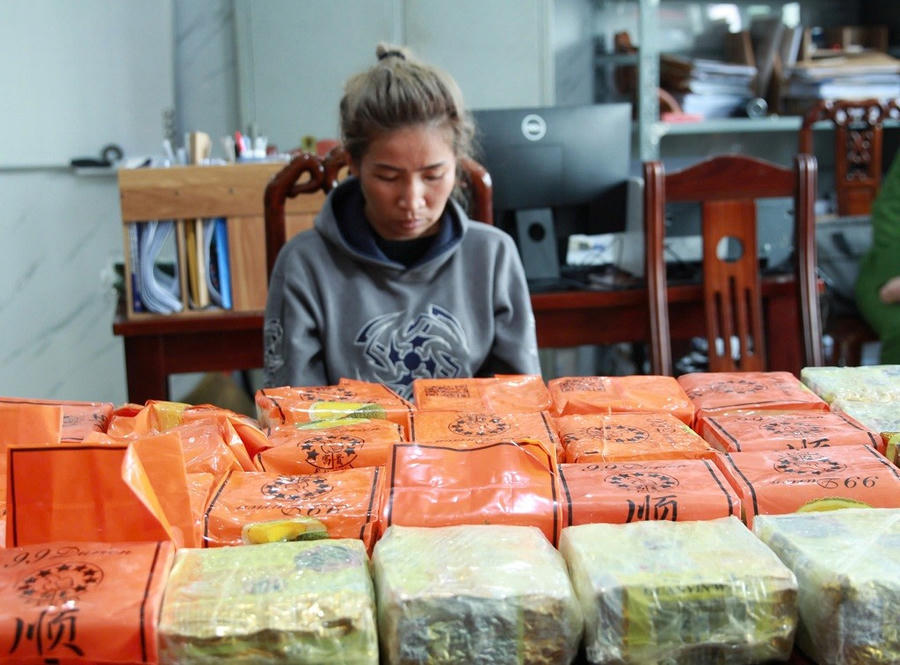 Đối tượng Bounhak SonLi Nhong và 30kg ma túy đá bị thu giữ - Ảnh Công an Nghệ An.