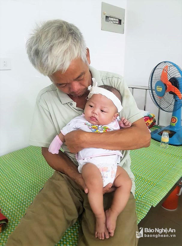 Chỉ vừa tròn 26 ngày tuổi bé Việt Anh đã phải xa bố mẹ. Một tay ông nội chăm bẵm em ở Bệnh viện Sản Nhi Nghệ An. Ảnh: Diệp Phương