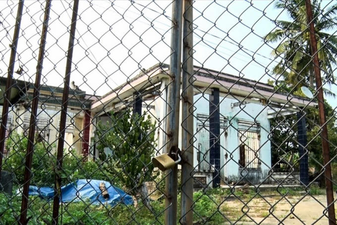 Những căn nhà của 22 hộ dân được di dời trở thành nơi tụ tập của các con nghiện. Ảnh: Đ.V.