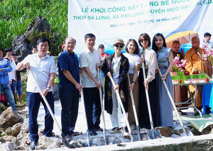 Các đại biểu thực hiện nghi thức khởi công xây dựng bể nước sạch. (Ảnh: Hà Linh).