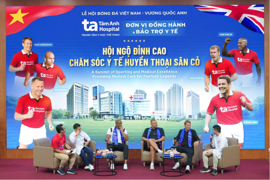 Các huyền thoại Manchester Reds giao lưu với người hâm mộ về vấn đề y học thể thao công nghệ cao. Ảnh: BVĐK Tâm Anh.
