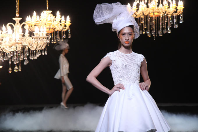 Trắng tinh khôi cũng là màu chủ đạo của NTK Cao Minh Tiến.