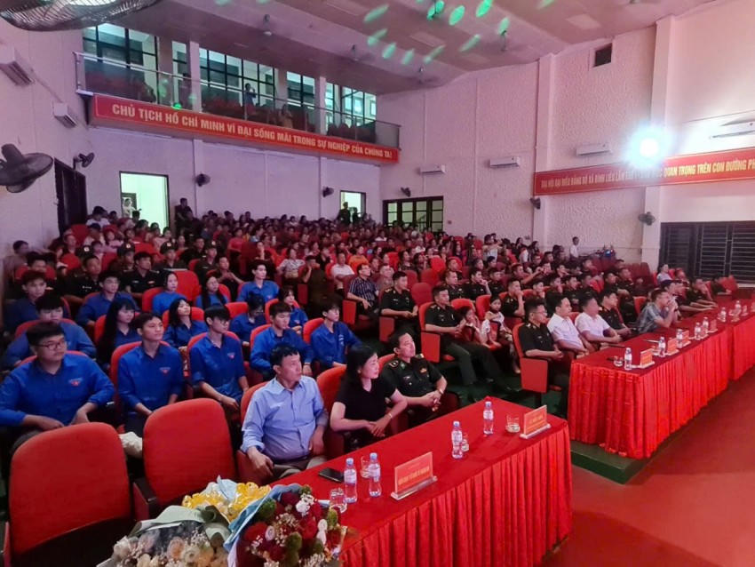 Đông đảo người dân địa phương vui vẻ, phấn khởi theo dõi chương trình.