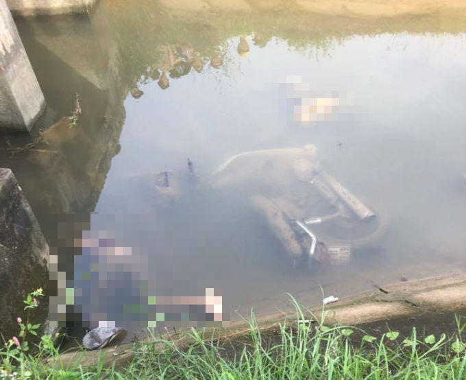 Thi thể 2 nam thanh niên được phát hiện dưới mương nước.