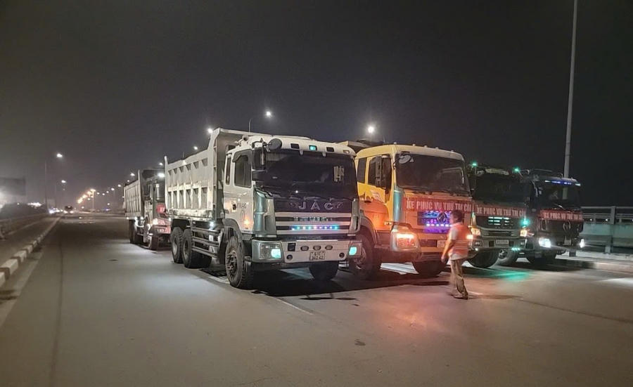 Xe dàn hàng phục vụ thử tải cầu Đồng Nai cũ.
