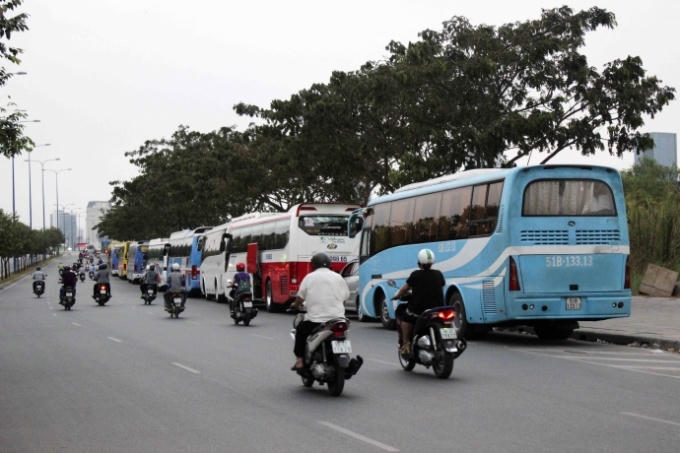 Một đoàn xe đậu dài trên đường Mai Chí Thọ.