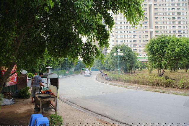Sau khi Dân trí phản ánh, lực lượng hữu quan tại khu vực đã cử hàng chục công nhân liên tục làm việc, cắt cỏ dại, phát quang bụi rậm ở khu vui chơi và lối vào chung cư.