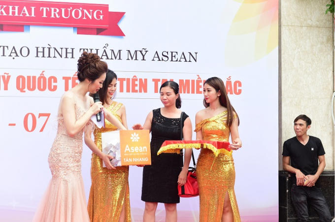 MC Thụy Vân hướng dẫn khách hàng bốc thăm trúng thưởng.