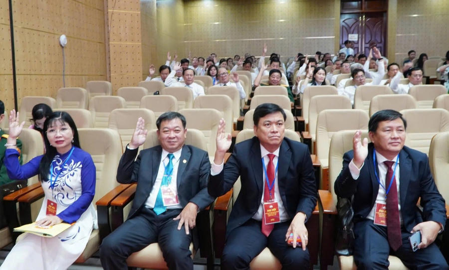 Đại biểu biểu quyết chương trình Đại hội đại biểu MTTQ Việt Nam tỉnh An Giang lần thứ I, nhiệm kỳ 2025-2030.