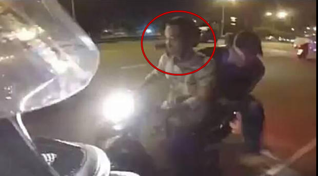 Hai đối tượng nghi là cướp mang theo súng áp sát xe máy của nam thanh niên. Ảnh cắt từ clip