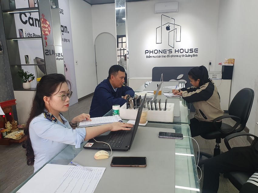 Tạm giữ 13 điện thoại Iphone nhập lậu tại cửa hàng PHONE’S HOUSE. Ảnh Cục QLTT Quảng Bình