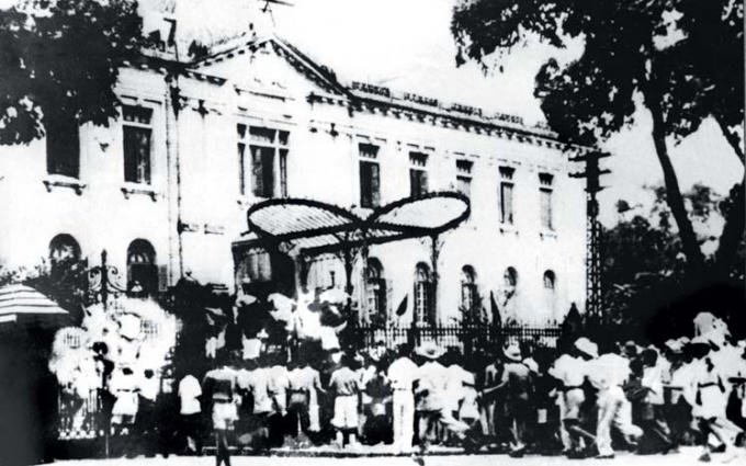 Đoàn người biểu tình ngày 19/8/1945 trước cửa Bắc Bộ phủ (ảnh tư liệu).