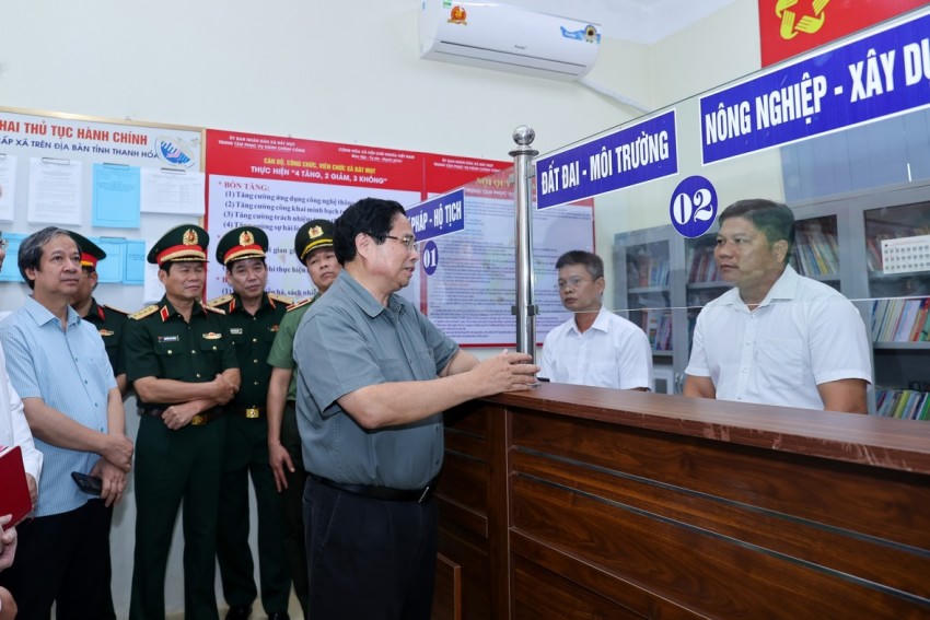 Thủ tướng kiểm tra công tác giải quyết thủ tục hành chính tại xã miền núi Bát Mọt.