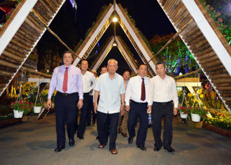 Lãnh đạo TP.Cần Thơ và các đại biểu tham quan đường hoa.