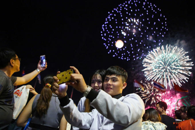 Pháo hoa với nhiều hình, màu sắc sáng rực trời trong tiếng trầm trồ của biển người bên dưới.