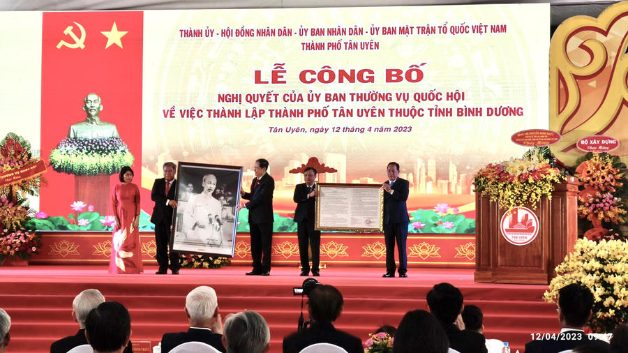Lễ công bố Nghị quyết của Ủy ban Thường vụ Quốc hội về việc thành lập thành phố Tân Uyên thuộc tỉnh Bình Dương.