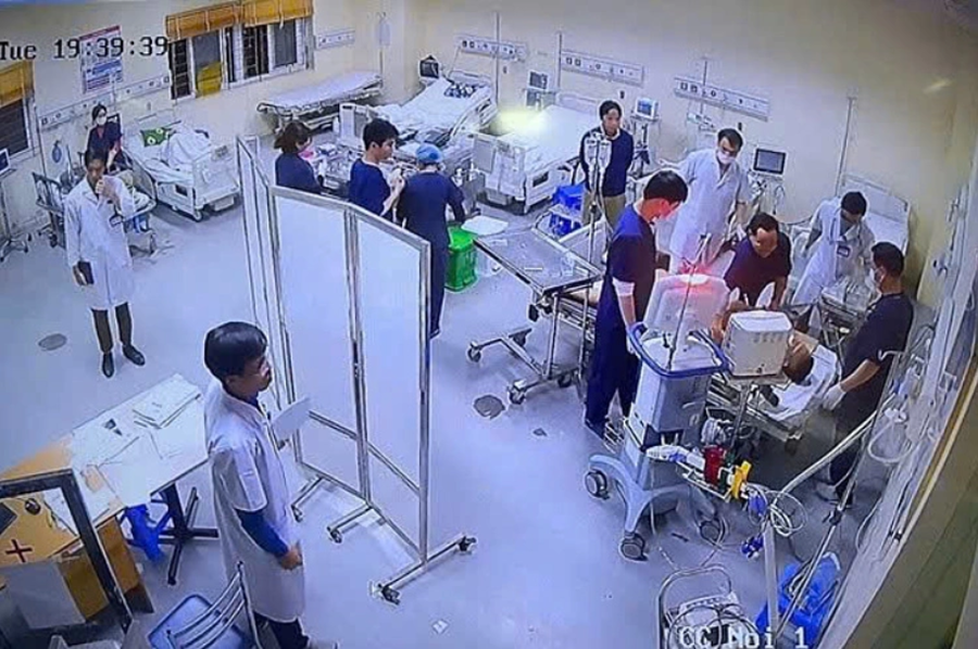 Bác sĩ hồi sức tích cực cho bệnh nhân. Ảnh: Cắt từ camera bệnh viện