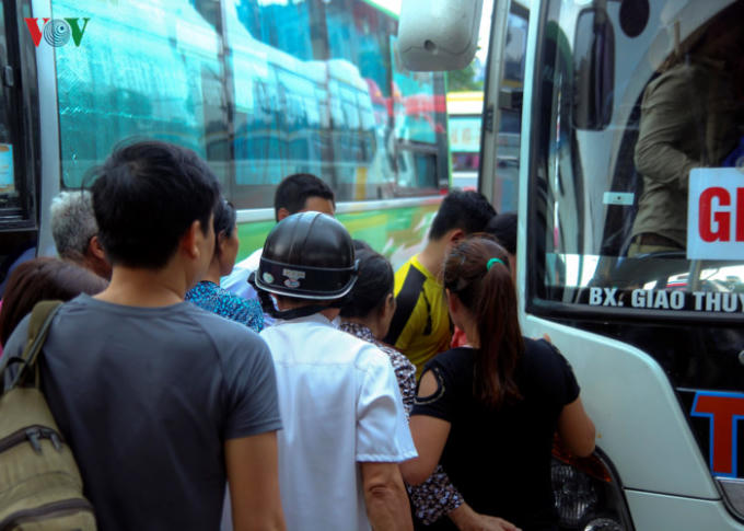 Một phần do lo ngại trời mưa nên các chuyến xe trong bến Giáp Bát gần như chật kín khách, nhiều xe được tăng cường.