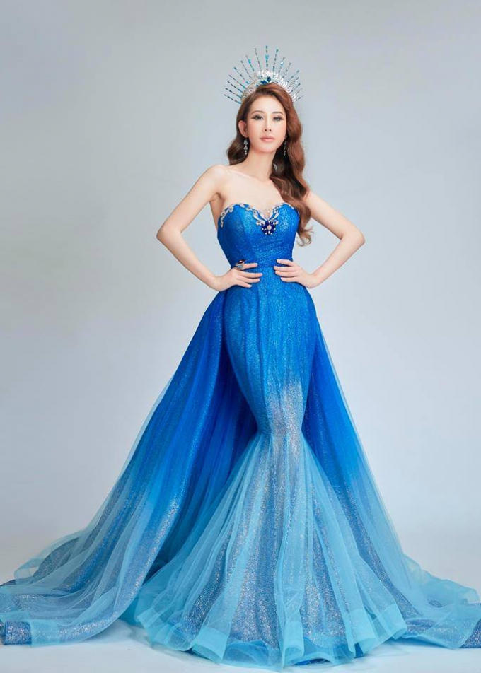 Với vương miện quyền lực cùng thần thái sang chảnh, quý phái, Chi Nguyễn hiện lên như một vị nữ thần sở hữu nhan sắc cùng sức mạnh khiến vạn người mê đắm. Thần thái của Chi Nguyễn trong bộ ảnh cũng có những nét trưởng thành, đằm thắm hơn so với 1 năm về trước.