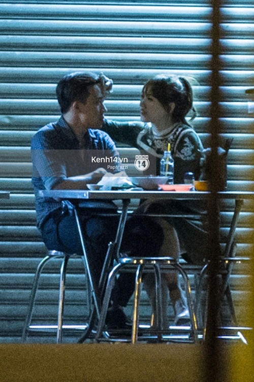 ... và Hari Won bất ngờ "khóa môi" Trấn Thành say đắm ngay tại quán ăn.