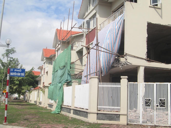 Sự tàn phá ghê ghớm ở những căn biệt thự bỏ hoang trên phố Nguyễn Văn Trỗi