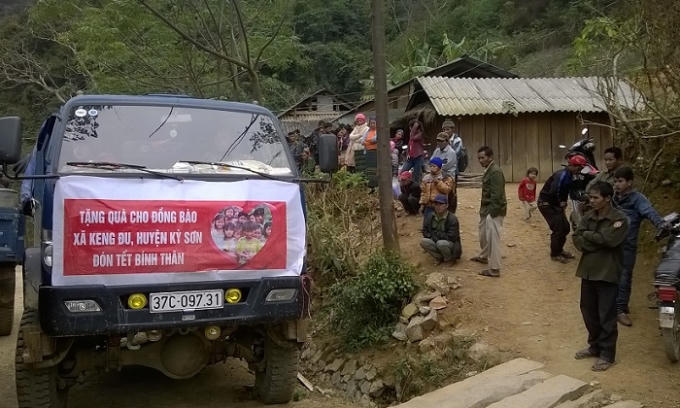 Xe chở quà Tết của Pháp luật Plus phối hợp với các đơn vị thực hiện đến bản Huồi Lê, xã Keng Đu (ảnh Duy Ngợi).