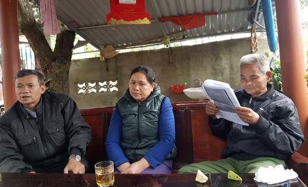 Đại diện Chi bộ xóm Trường Sơn trao đổi với phóng viên.