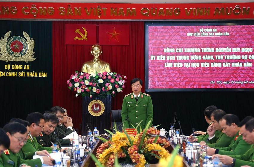 Thứ trưởng Nguyễn Duy Ngọc phát biểu tại buổi làm việc.