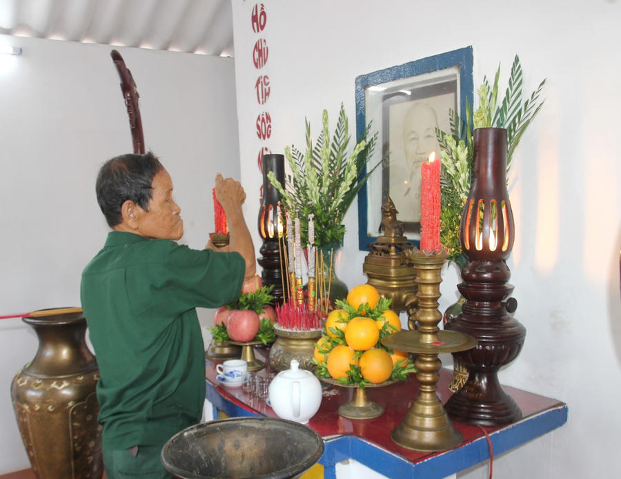 Ông Nguyễn Văn Khoa (Bảy Khoa) - nguyên Đội trưởng Đội bảo vệ Đền thờ Bác Hồ, nay là Phó Chủ nhiệm CLB Thắp hương tưởng niệm Bác Hồ tại xã Châu Thới, huyện Vĩnh Lợi, tỉnh Bạc Liêu.