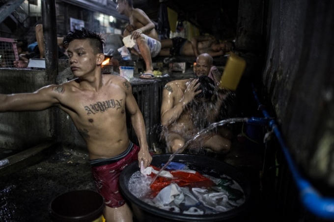 Không có khu cách biệt giữa tắm giặt và nấu nướng khiến các sinh hoạt cá nhân trong nhà tù diễn ra trong tình trạng thiếu vệ sinh. (Ảnh: AFP)