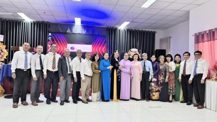 Hội Cựu giáo chức Cơ quan Bộ Giáo dục và Đào tạo tại TP.HCM chụp ảnh lưu niệm.