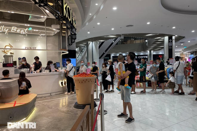 Người dân xếp hàng dài chờ mua trà sữa mang về trong khu trung tâm thương mại quận Hà Đông. Đa số khách hàng lựa chọn uống tại chỗ mà không mang về nhà.