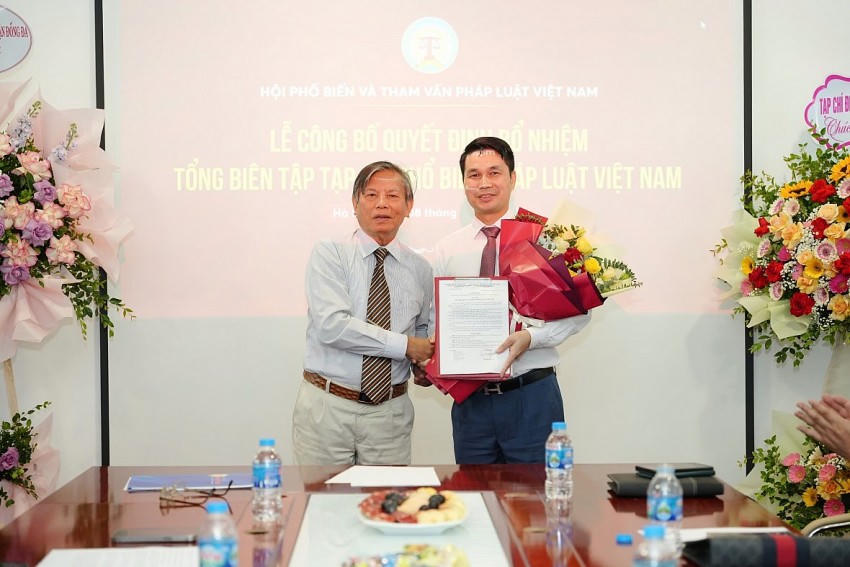 Tiến sĩ, Luật sư Nguyễn Đình Lục - Chủ tịch Hội Phổ biến và Tham vấn pháp luật Việt Nam tặng hoa chúc mừng tân Tổng Biên tập tạp chí Phổ biến pháp luật Việt Nam Nguyễn Thành Đoàn.