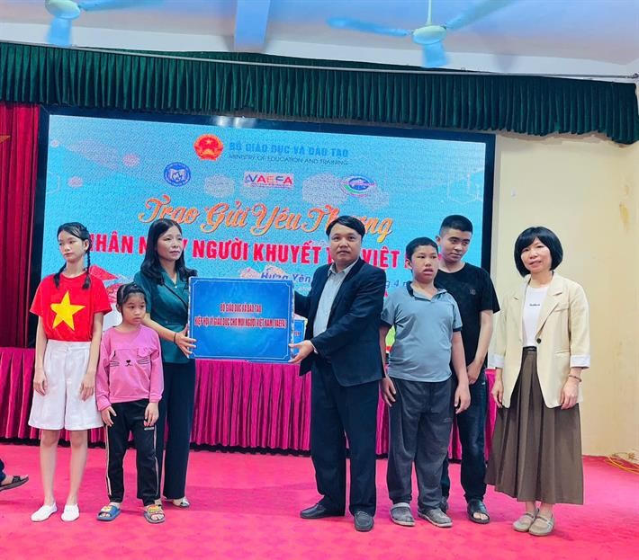 Đoàn công tác tặng quà cho học sinh, giáo viên trường Phục hồi chức năng và Dạy nghề cho người khuyết tật Khoái Châu, Hưng Yên.