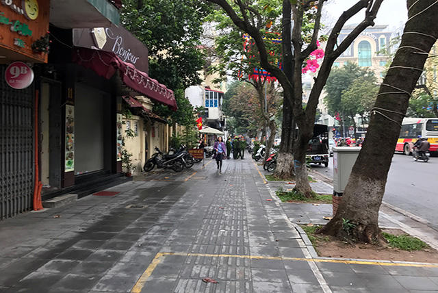 H&agrave; Nội ra qu&acirc;n, người lấn chiếm vỉa h&egrave; nh&aacute;o nh&agrave;o chạy h&agrave;ng