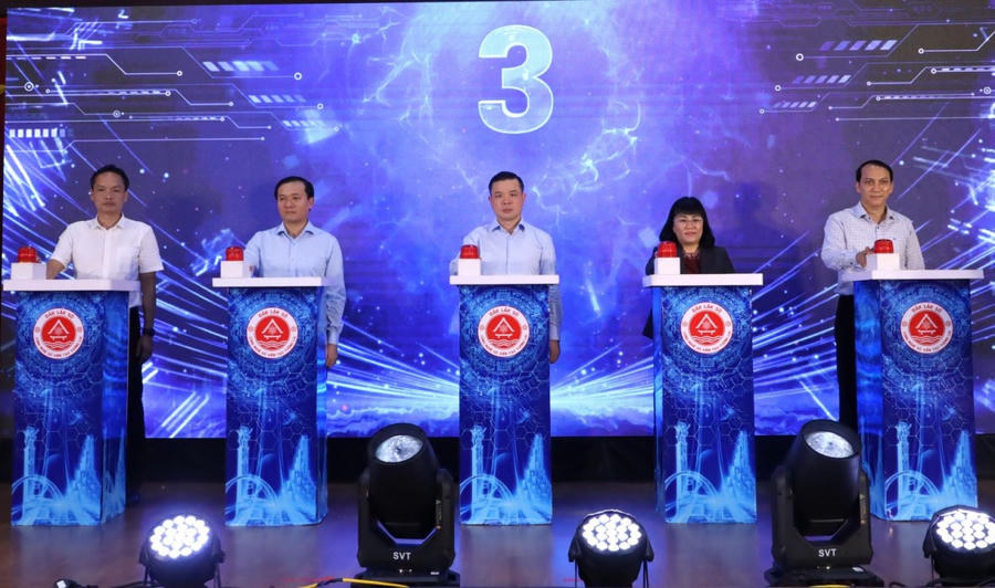 Lãnh đạo tỉnh Đắk Lắk nhấn nút khởi động thi công Dự án “Xây dựng hạ tầng chuyển đổi số tỉnh Đắk Lắk giai đoạn 2021-2025, định hướng đến 2030”. (Ảnh: CTTĐT tỉnh Đắk Lắk)