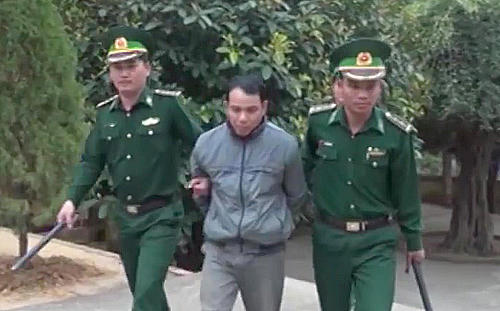 Vừa về đến biên giới, đối tượng đã bị lực lượng Bộ đội Biên Phòng đồn Quang Chiểu bắt quả tang vận chuyển ma túy tổng hợp. (Ảnh: A.T)