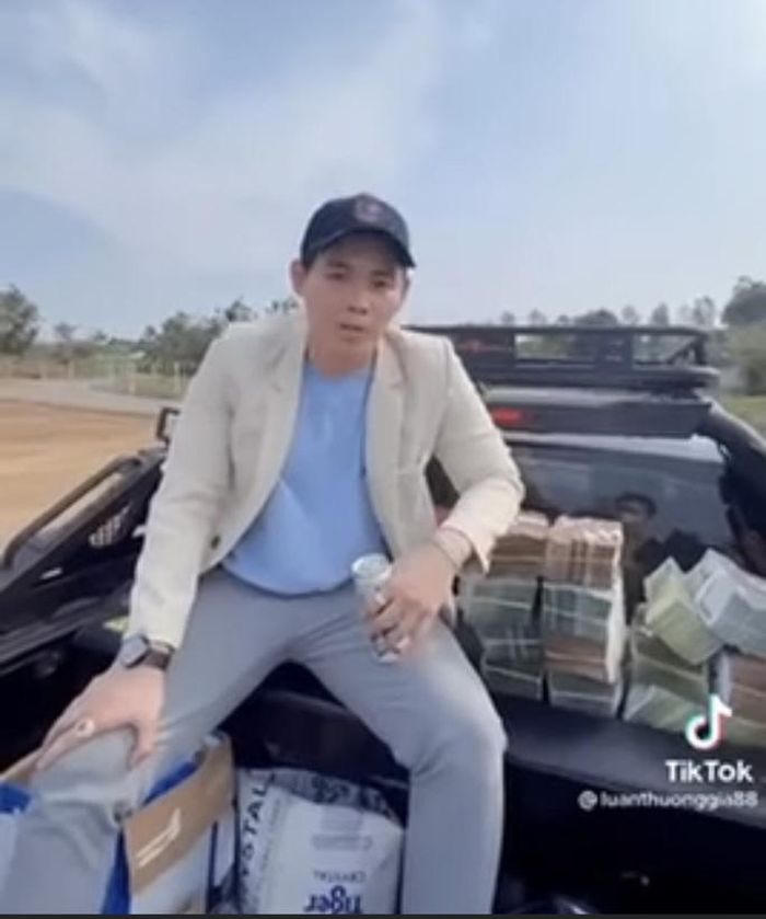 Nam thanh niên ném từng cọc tiền xuống đất khiến dân mạng phẫn nộ