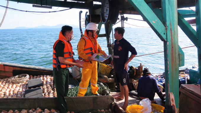 Lực lượng BĐBP Bà Rịa-Vũng Tàu và Công ty Vận chuyển Khí Đông Nam bộ tuyên truyền tọa độ các tuyến ống dẫn khí và tuyên truyền về Nghị định 99/2020/NĐ-CP quy định xử phạt vi phạm hành chính trong lĩnh vực dầu khí, kinh doanh xăng dầu và khí cho bà con ngư dân.
