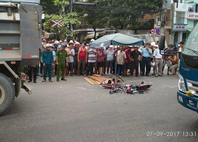 Hiện trường vụ tai nạn thương tâm khiến nữ sinh học lớp 8 tử nạn. Ảnh: NguyenRon.