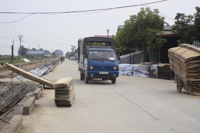 Miến được phơi ngay rìa đường bụi bặm...
