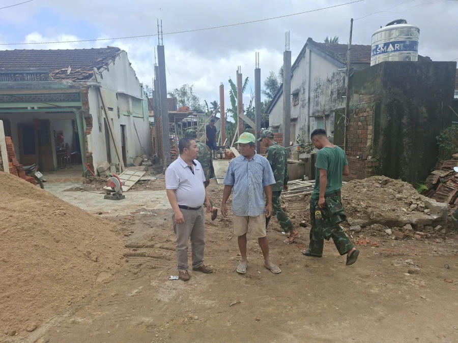 PV Pháp luật Plus trao đổi với người dân khi những căn nhà mới, trao lại niềm vui cho bà con vùng lũ dần được hình thành.