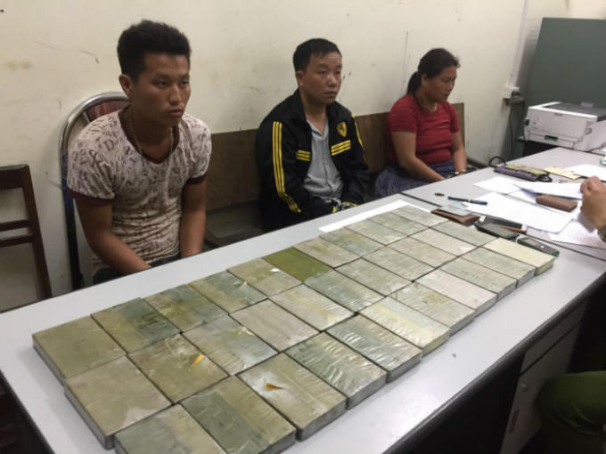 Các đối tượng vận chuyển 40 bánh heroin tại cơ quan cảnh sát điều tra. (Ảnh Công an cung cấp).
