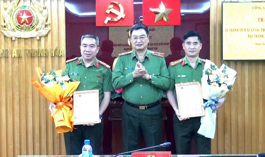 Thừa uỷ quyền của Bộ Công an Thiếu tướng Trần Phú Hà, Giám đốc Công an tỉnh và Đại tá Lê Ngọc Anh, Phó Giám đốc Công an tỉnh trao Thư khen và thưởng nóng cho các đơn vị. Ảnh: Công an Thanh Hoá.
						
					
				
			
			
						Thừa uỷ quyền của Bộ Công an Thiếu tướng Trần Phú Hà, Giám đốc Công an tỉnh và Đại tá Lê Ngọc Anh, Phó Giám đốc Công an tỉnh trao Thư khen và thưởng nóng cho các đơn vị. Ảnh: Công an Thanh Hoá.