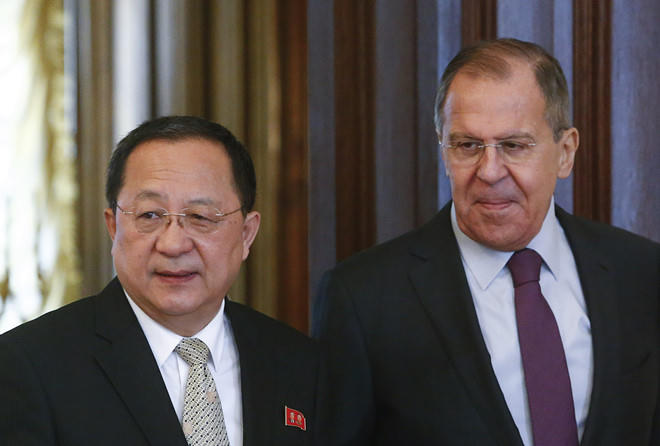 Ngoại trưởng Nga Sergei Lavrov và Bộ trưởng Ngoại giao Triều Tiên Ri Yong Ho. Ảnh: Reuters.